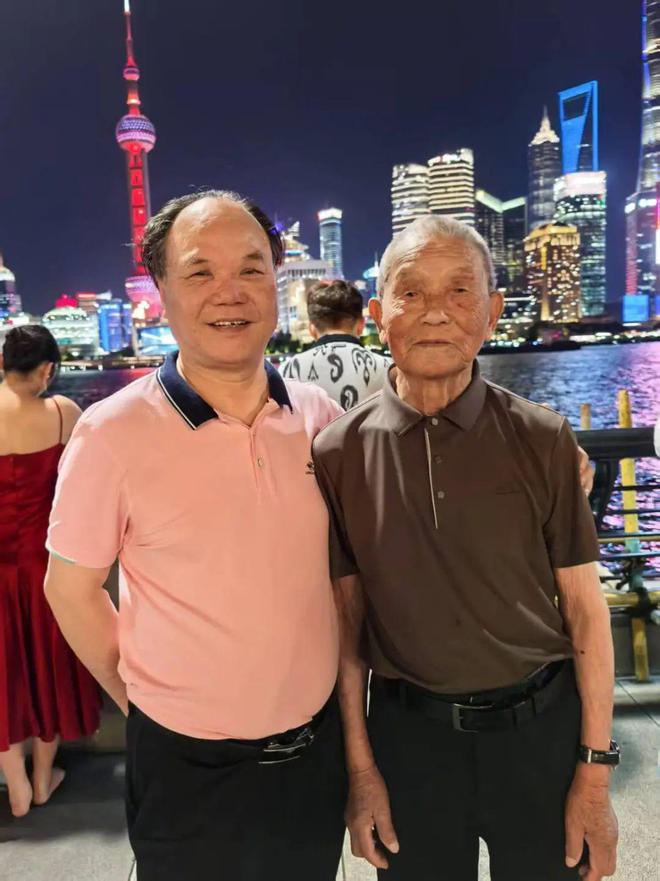 角子機：63嵗兒子帶103嵗養父走遍祖國大地，網友：孝心是最美的風景