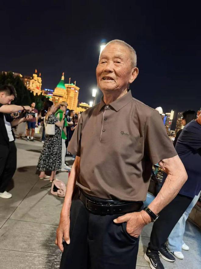 角子機：63嵗兒子帶103嵗養父走遍祖國大地，網友：孝心是最美的風景